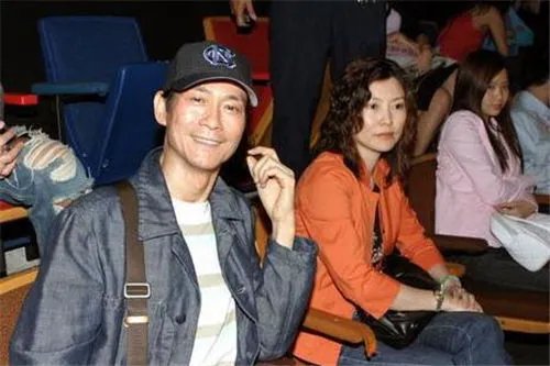 郑少秋官晶华图片恩爱十足 两人到底什么关系？