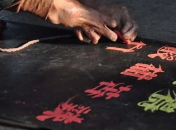 只读了3年书，靠乞讨为生的“粉笔大叔”，如何变成千万富豪？