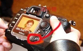 尼康D200 储存卡在哪呢 怎样取出来储存卡~?