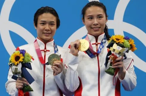 中国跳水梦之队施廷懋、王涵以怎样的成绩拿下首金？