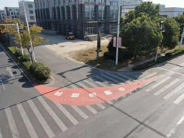 工程车真的能碾轧电瓶车？