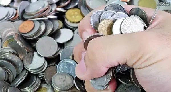 女子遭无故开除公司赔122斤硬币，如何从法律角度解读此事件？