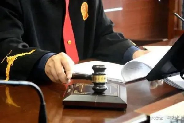 女子遭无故开除公司赔122斤硬币，如何从法律角度解读此事件？