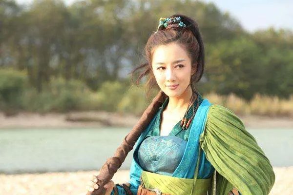 6年前，曾因被狗咬而毁容的美女演员李依晓，如今现状如何？