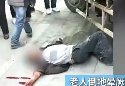 大爷喂老虎手被咬是什么情况?