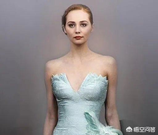 穿晚礼服适合什么发型女生漂亮晚礼服发型欣赏？