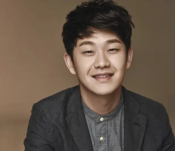 知名歌手崔成奉谎称患三种癌,粉丝捐款后遭挥霍,其行为在法律中如何定性?