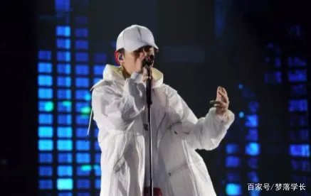 夜宿门过去三年了，Pgone发新歌嘲讽贾乃亮，他和李小璐还在一起吗？