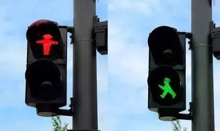 广西一女子闯红灯出示“联合国证件”，她为何会有如此奇葩的举动？