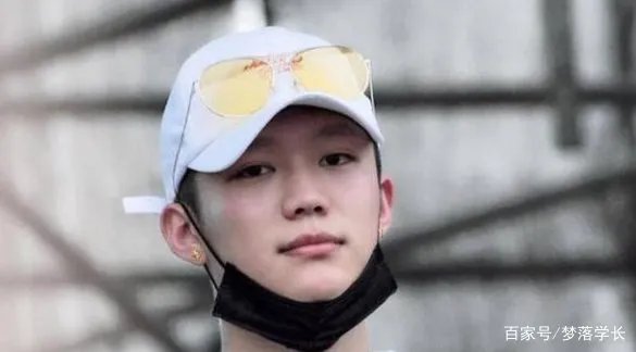 夜宿门过去三年了，Pgone发新歌嘲讽贾乃亮，他和李小璐还在一起吗？