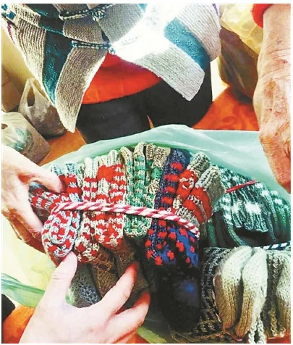 奶奶织毛袜送交警 “爱心编织”坚持7年