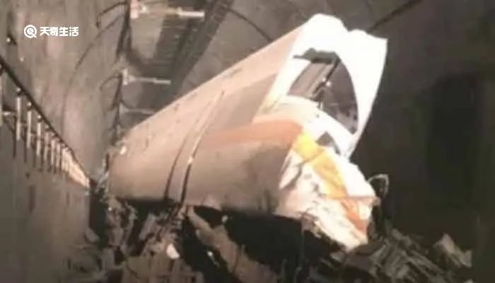 台铁列车发生脱轨事故 直播：台铁列车脱轨事故救援现场