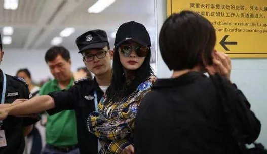 杨幂被保安赶出机场是怎么回事？