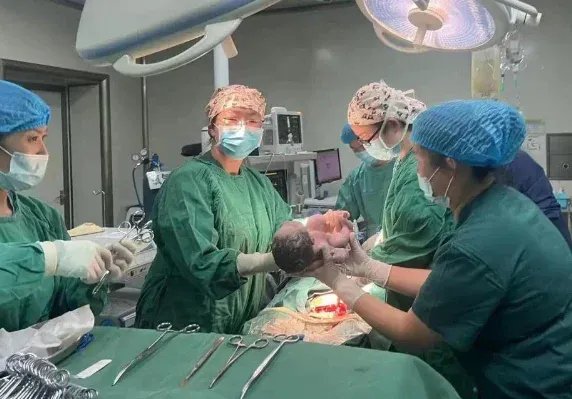 四川泸定地震后，首个“地震宝宝”平安降生，如何帮受灾人群做心理疏导？