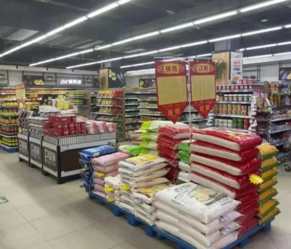 辽宁一女儿超市买零食后要求退款，爸爸掌掴收银员，父亲的这一行为合法吗？