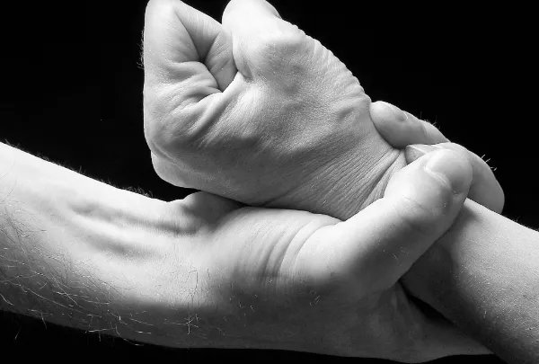 女子反杀家暴丈夫被判防卫过当，你觉得判决公平吗？