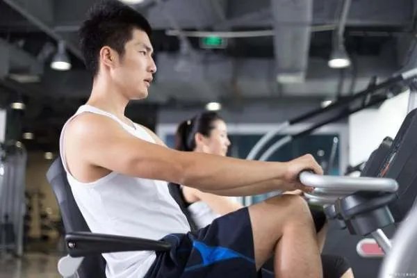 研究称坐着抖腿有助于减肥，抖腿真的能减肥吗？