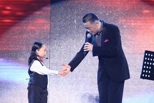 张冯喜达人秀初赛海派清口逗乐观众 周立波欲收徒竟遭拒？