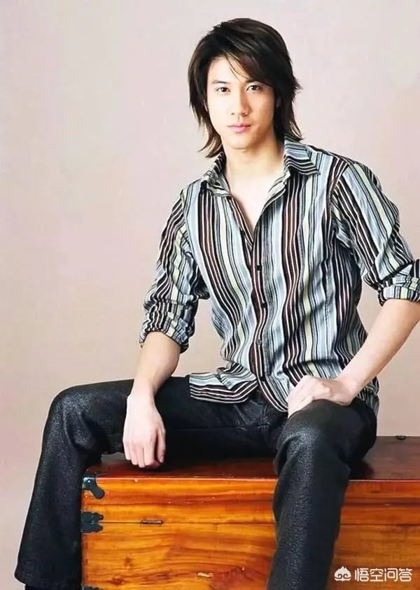 王力宏身家过亿却穿破洞袜子，是真的吗？你怎么看？