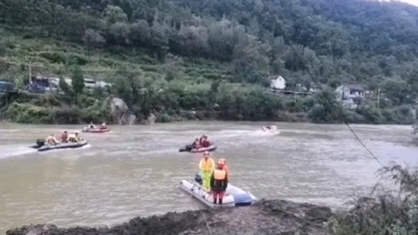 河南2村干部被洪水冲走