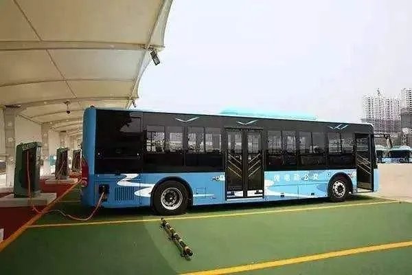 公交车“神龙摆尾”与宝马斗气别车，谁的责任更大？