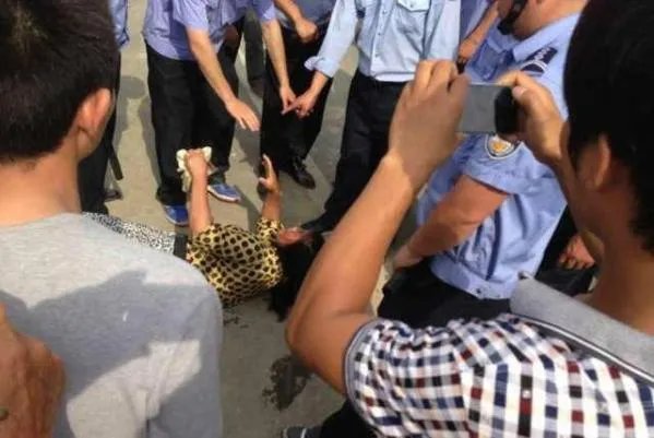 警察拔枪对民工示威 副局长振臂一挥“给我打”