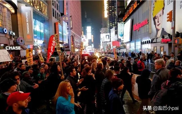 疫情在美国爆发，特朗普却在白宫发布会上强调：美国人民应尽快复工，对此，你怎么看？