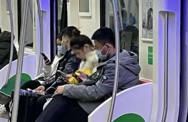 引发关注！武汉一男子乘地铁不戴口罩被同车乘客殴打，这算不算道德绑架？