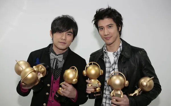 周杰伦凌晨取关王力宏，此举有何深意？