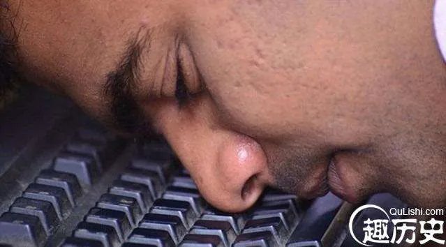印度打字神人用脸滚键盘打出世界纪录