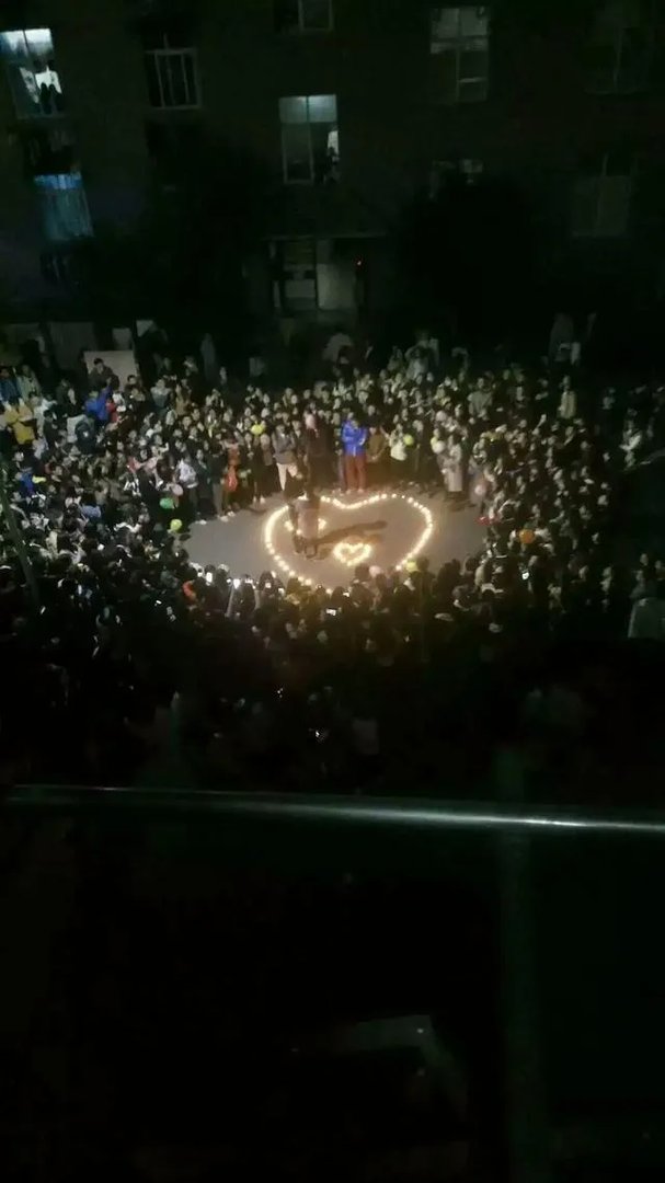 你怎么看待男生在女生宿舍楼下摆蜡烛的告白方式？