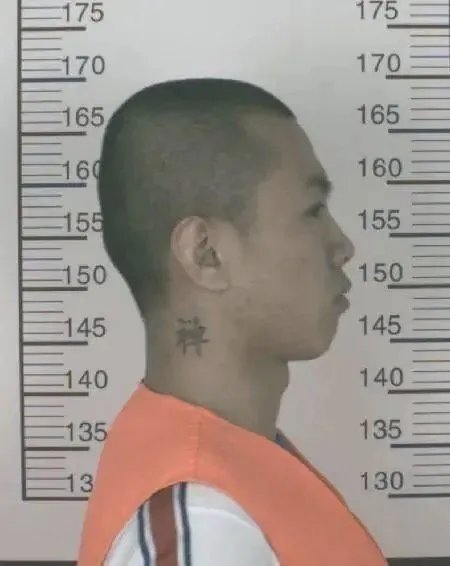 对于在逃的通辽市嫌犯张立东,警方做出了什么提示?