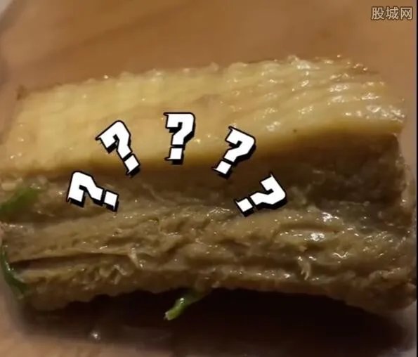 男子买五斤排骨煮熟后呈鸡皮状 这是科技与狠活吗？