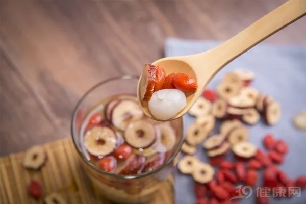 枸杞是干吃好，还是泡水好？专家终于给出答案了！