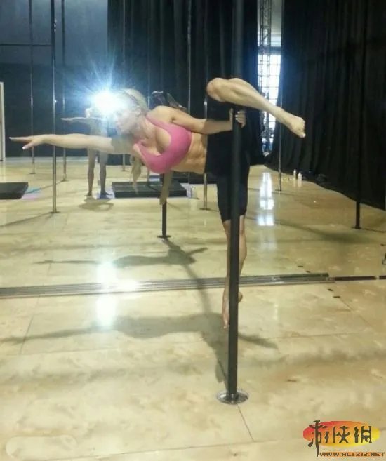 诱人丰乳翘臀 性感皇后COCO Austin火辣钢管舞