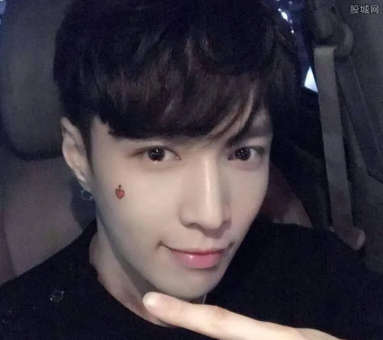 张艺兴鞠婧祎什么关系 张艺兴抱鞠婧祎引骂战