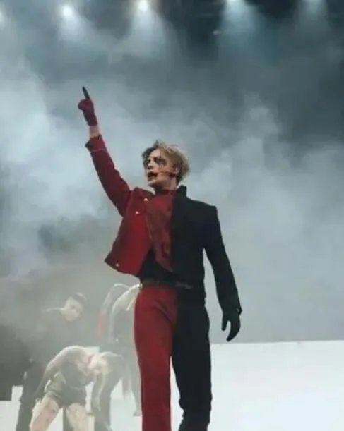 朴宰范公司旗下艺人，他成立的公司叫MORE VISION