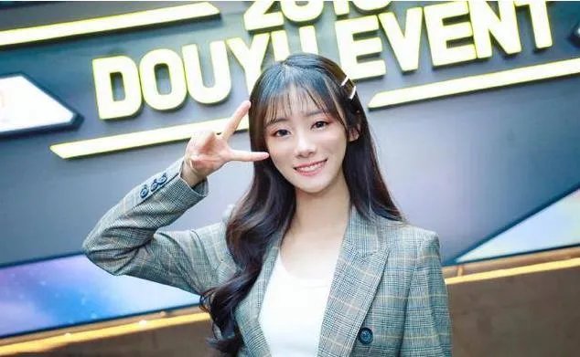 Rookie公布恋情：女友是英雄联盟官方主持人小钰