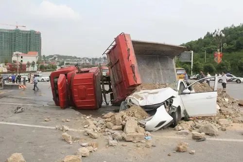 郑州一渣土车侧翻致4人遇难，如何才能避免此类事故再发生？