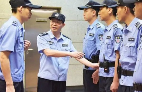 武汉地铁女乘客突发心脏病，辅警狂奔买药急救，你如何看待他的善举？