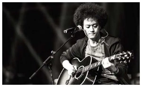 赵英俊未婚妻首被曝光，陪伴治病两年不离弃，你如何看待这种感情？