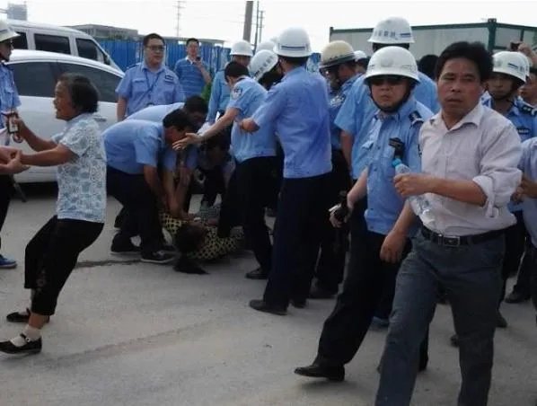 警察拔枪对民工示威 副局长振臂一挥“给我打”