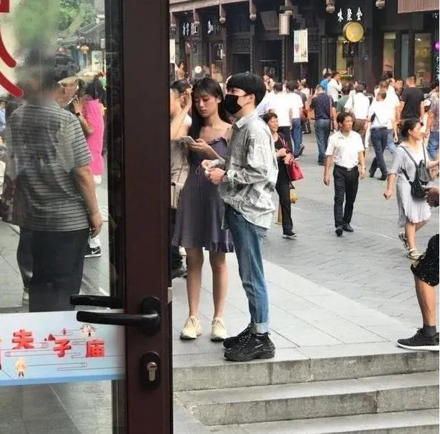 Rookie公布恋情：女友是英雄联盟官方主持人小钰
