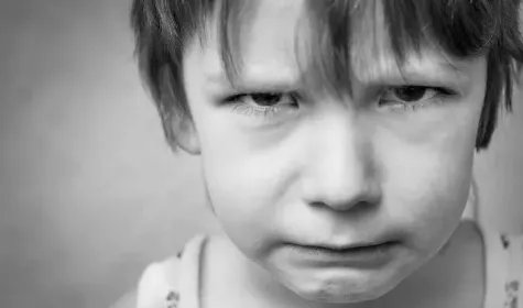 河北三名少年参加夏令营被殴写纸条求救,涉事校长将会面临什么处罚?