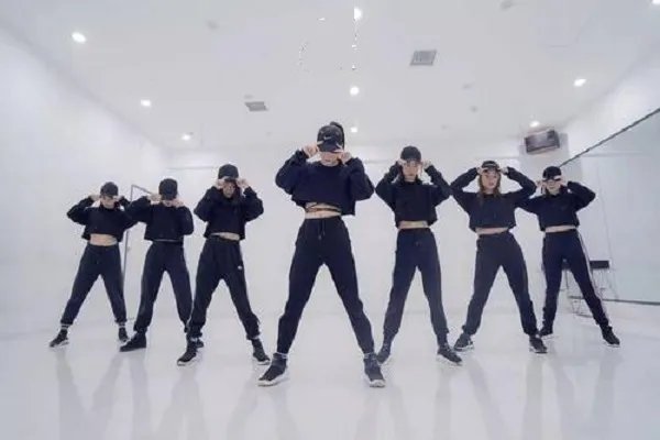 女士蹦迪简单摇晃动作