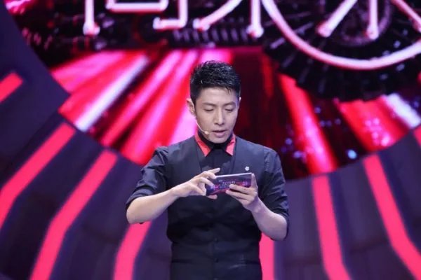 撒贝宁小尼变身手语老师，所以他们手语究竟表达了什么？