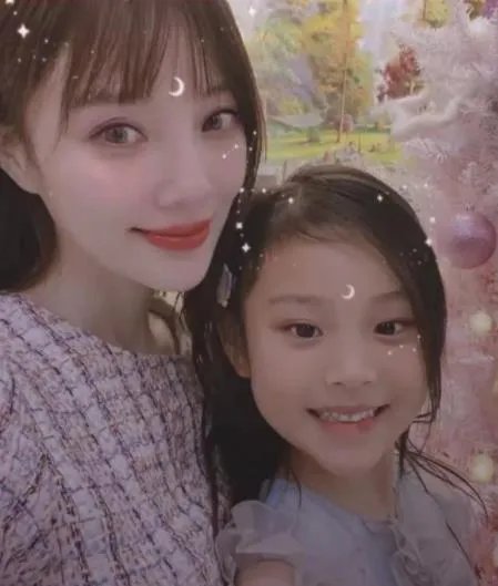 李小璐晒照庆圣诞 甜馨简直贾乃亮翻版