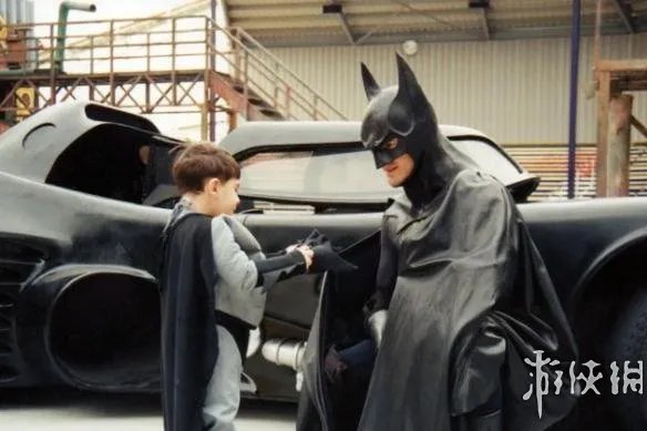 真实的超级英雄：男子扮“蝙蝠侠”行善 不幸车祸去世