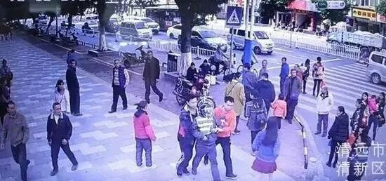 父亲逛街认出被拐儿子，防拐知识你知道哪些？