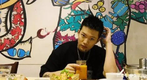 夜宿门过去三年了，Pgone发新歌嘲讽贾乃亮，他和李小璐还在一起吗？